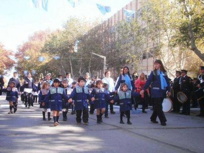 Bajo un cielo limpio y soleado, los sanjuaninos disfrutaron el desfile patrio