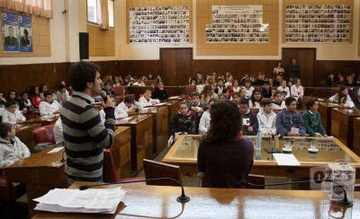 Ense�an a ni�os y j�venes sobre el uso responsable del Internet