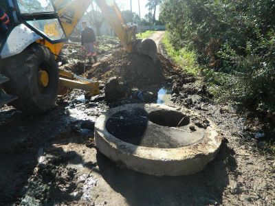 OSSE retir� troncos y hasta pilar de luz de conductos cloacla en el barrio Jorge Newbery