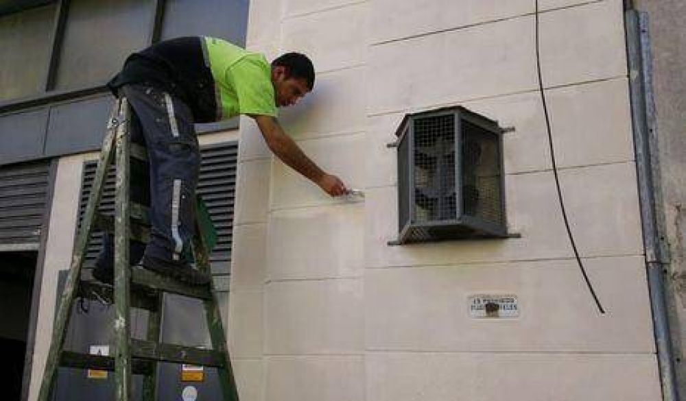 Limpian graffitis de fachadas porte�as