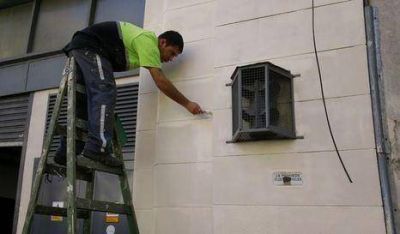 Limpian graffitis de fachadas porte�as