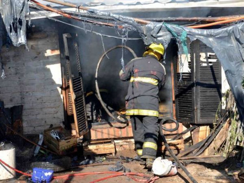 Villa Mercedes: un incendio destruy� la casa y el negocio de una familia