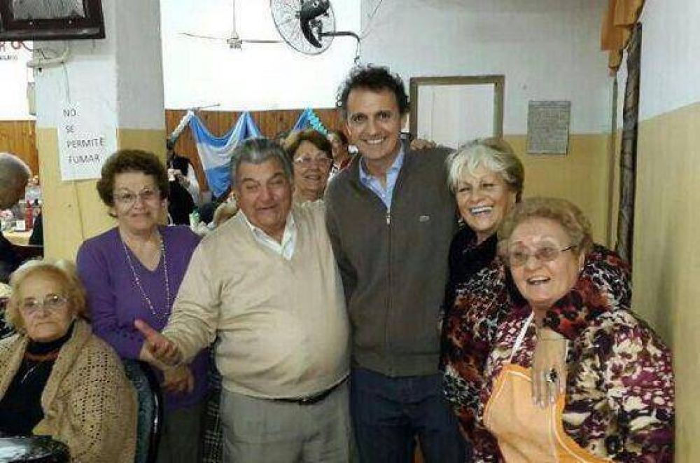 Katopodis festej� el 25 de Mayo con los abuelos en centros de jubilados