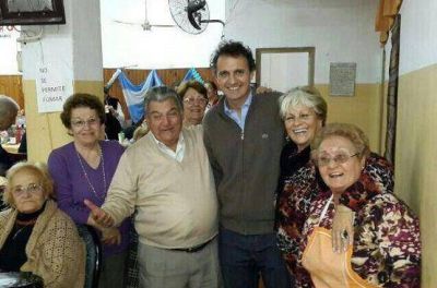 Katopodis festej� el 25 de Mayo con los abuelos en centros de jubilados