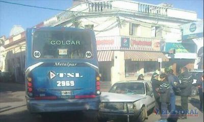 Muri� un motociclista al chocar con una camioneta