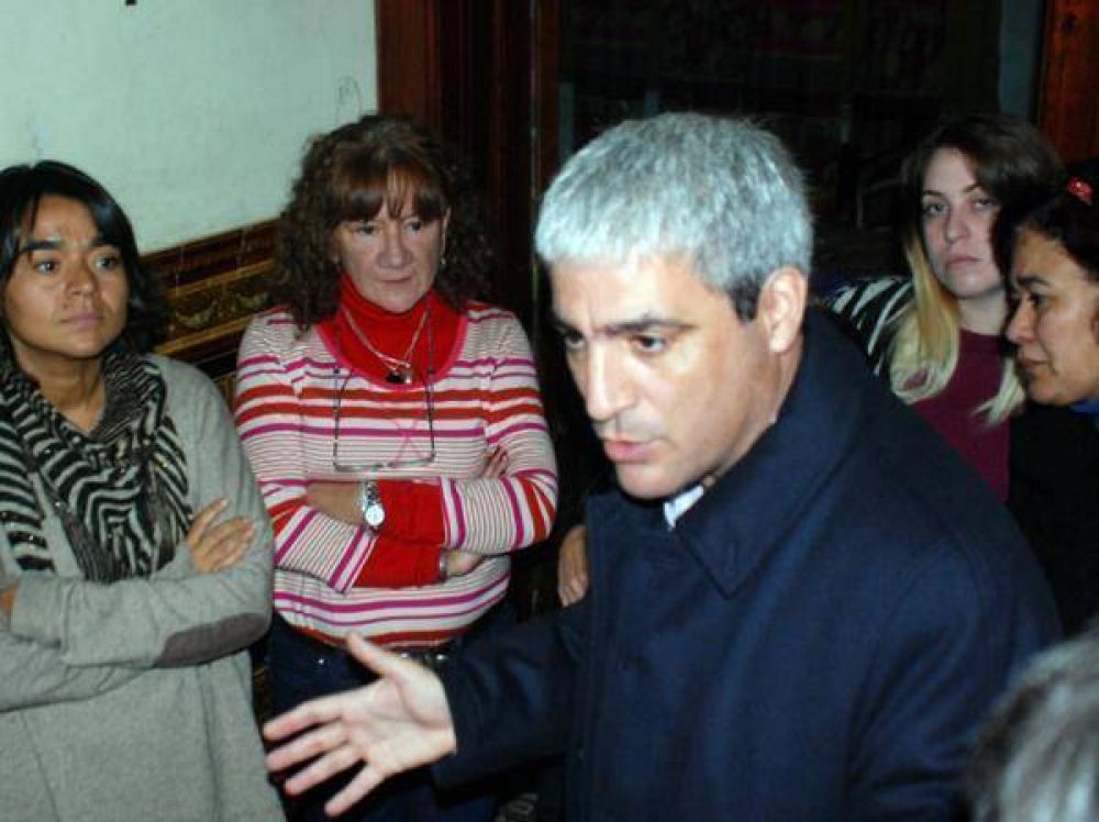Pablo Navarro: Estuvo visitando los chicos en el Hogar Evita