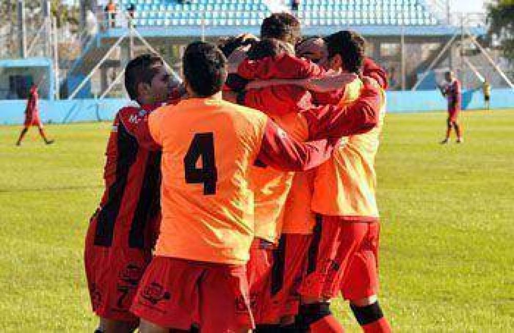 Douglas vuelve a respirar: gan� y sali� de la zona de descenso
