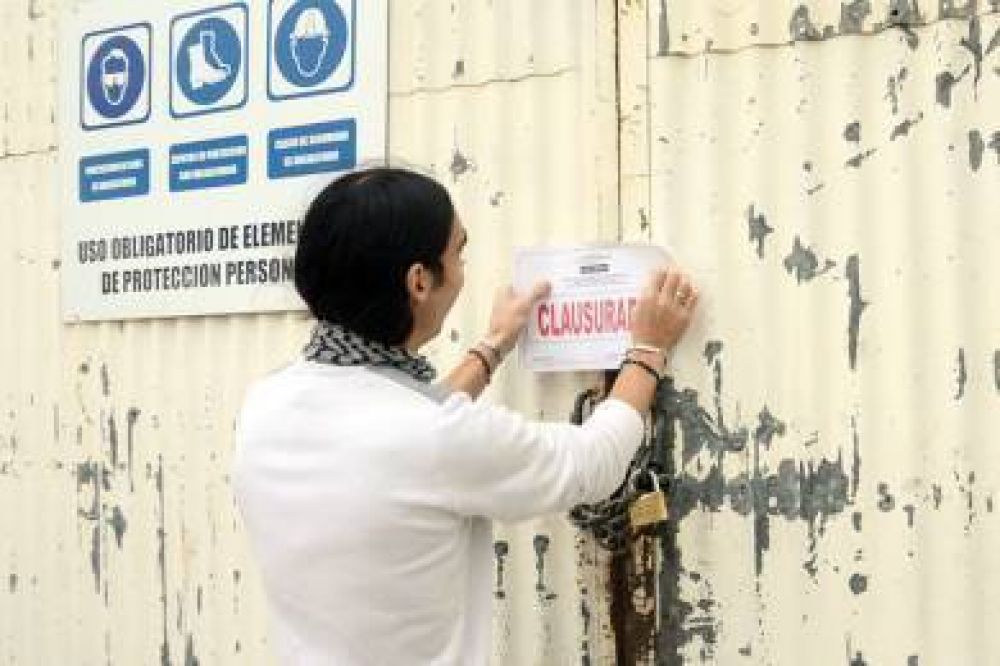 Clausuran empresa por falta de habilitaci�n comercial