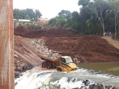 Inhabilitaron el puente provisorio sobre el arroyo Acaragu�