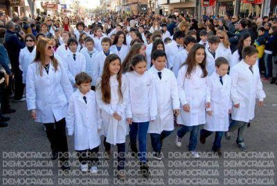 Multitudinario desfile de instituciones juninenses en el D�a de la Patria