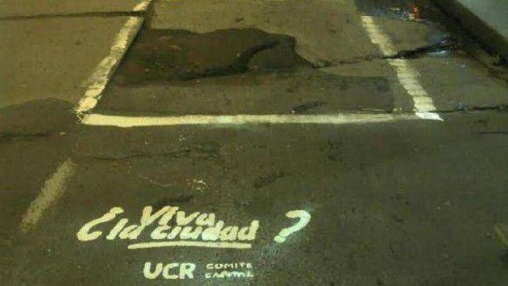 Mediante afiches, radicales denuncian el estado de las calles de la Capital