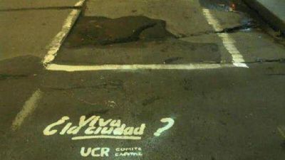 Mediante afiches, radicales denuncian el estado de las calles de la Capital