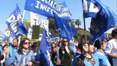 Docentes de la UNT contin�an de paro