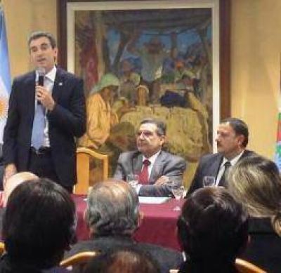 Randazzo lo hizo. Vino a La Rioja y junt� a Beder y Quintela