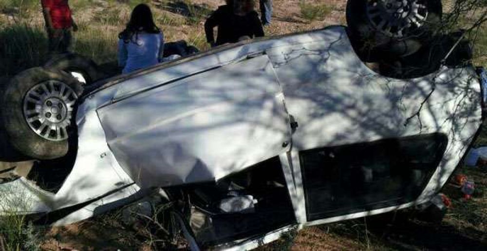 Vuelco en cercan�as de Cha�ar deja dos heridos