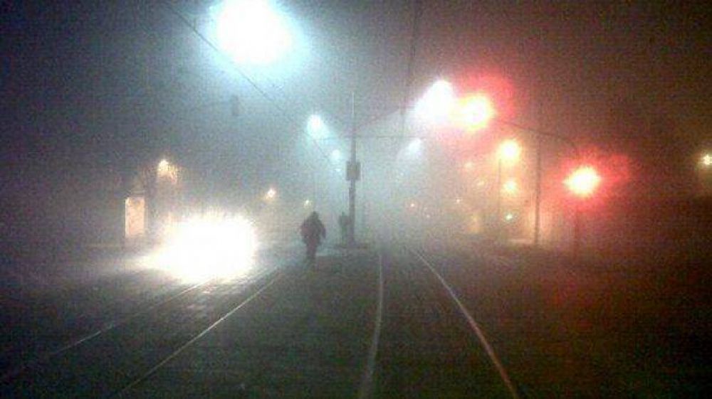 Accesos, trenes y premetro, complicados por densos bancos de niebla