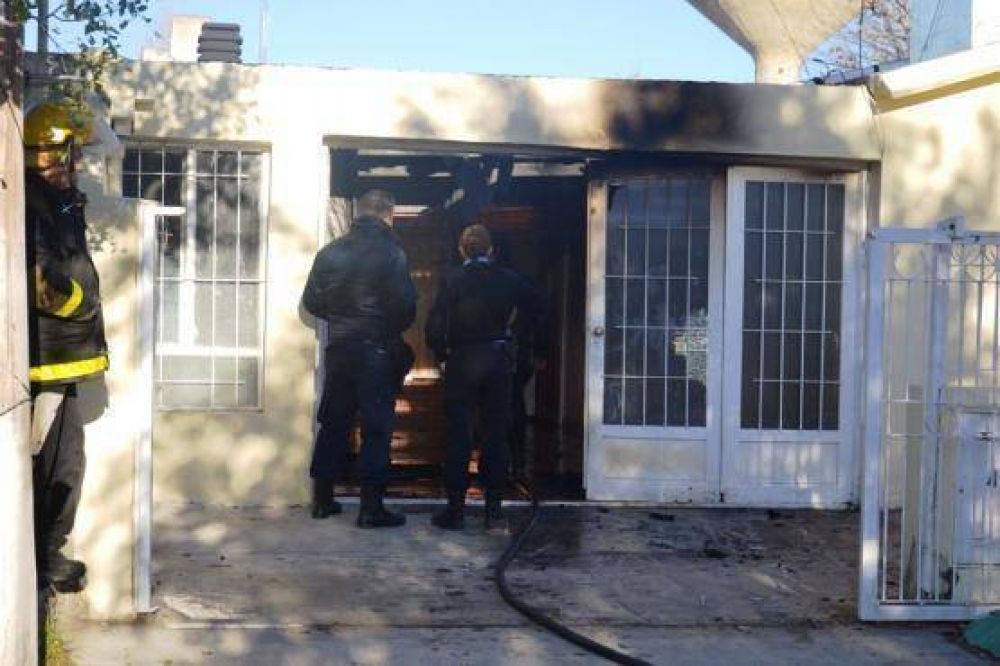 Las llamas consumieron un garage