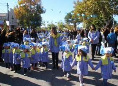 El desfile de chicos que se vivi� con clima de mundial