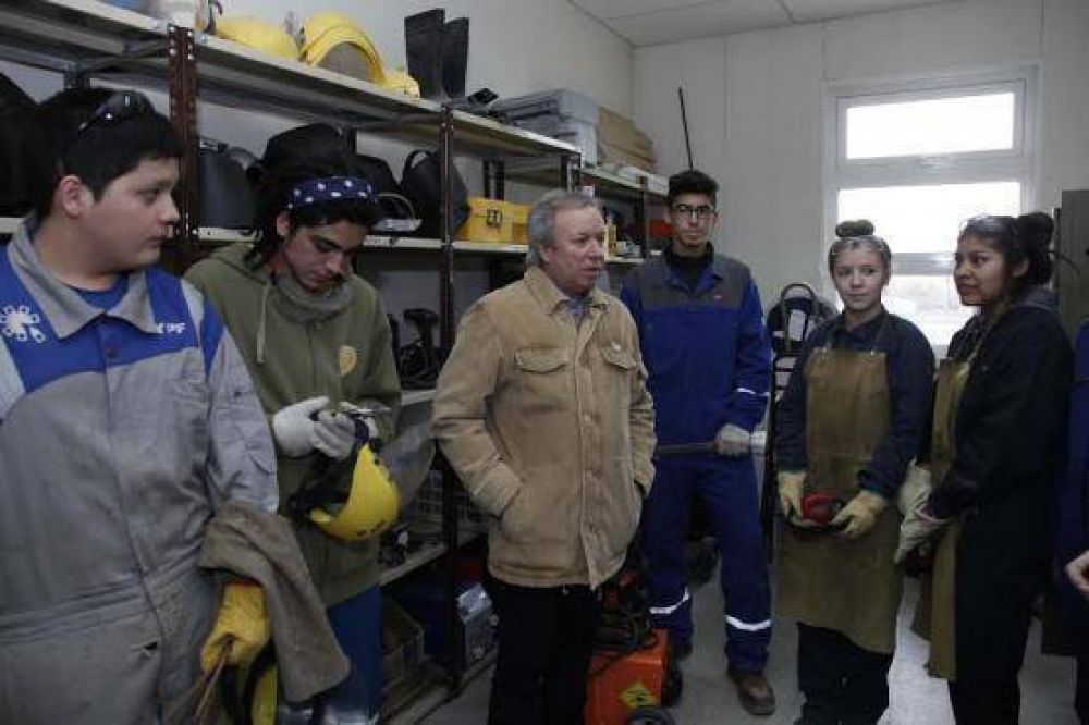 Peralta entreg� aportes a instituciones sociales