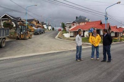 Ushuaia: Avanza el pavimento y la nueva experiencia con viviendas 