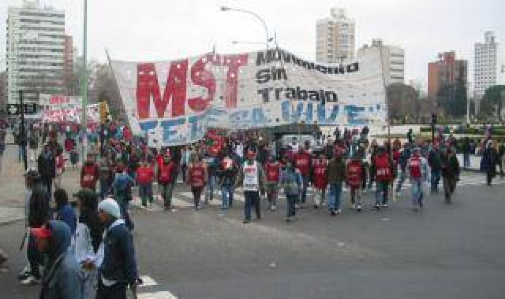Organizaciones sociales marchan a la Gobernaci�n por alimentos para comedores