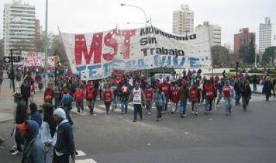 Organizaciones sociales marchan a la Gobernaci�n por alimentos para comedores