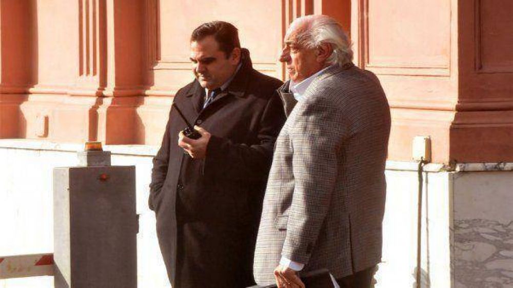 Cuarto intermedio en la reuni�n entre la UTA y el Gobierno para evitar el paro