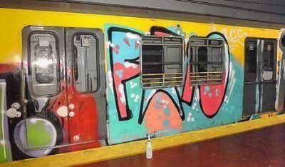Graffitero tuvo que volver a pintar un subte