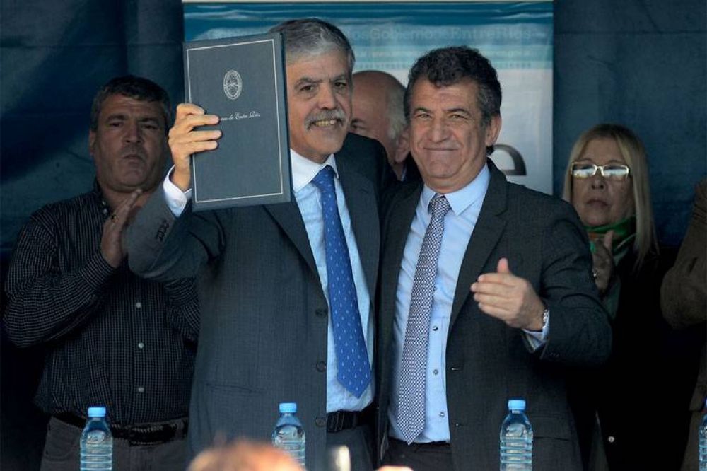 Con elogios para Urribarri, De Vido inaugur� una escuela en Paran� Campa�a