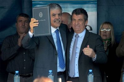 Con elogios para Urribarri, De Vido inaugur� una escuela en Paran� Campa�a