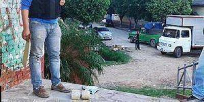 La Polic�a secuestr� panes de marihuana en el Paseo Costanero