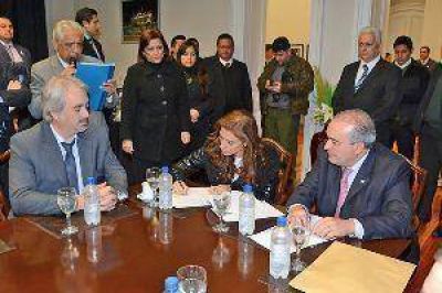 Santiago firm� con la Naci�n acuerdos para ejecutar obras por $ 800 millones