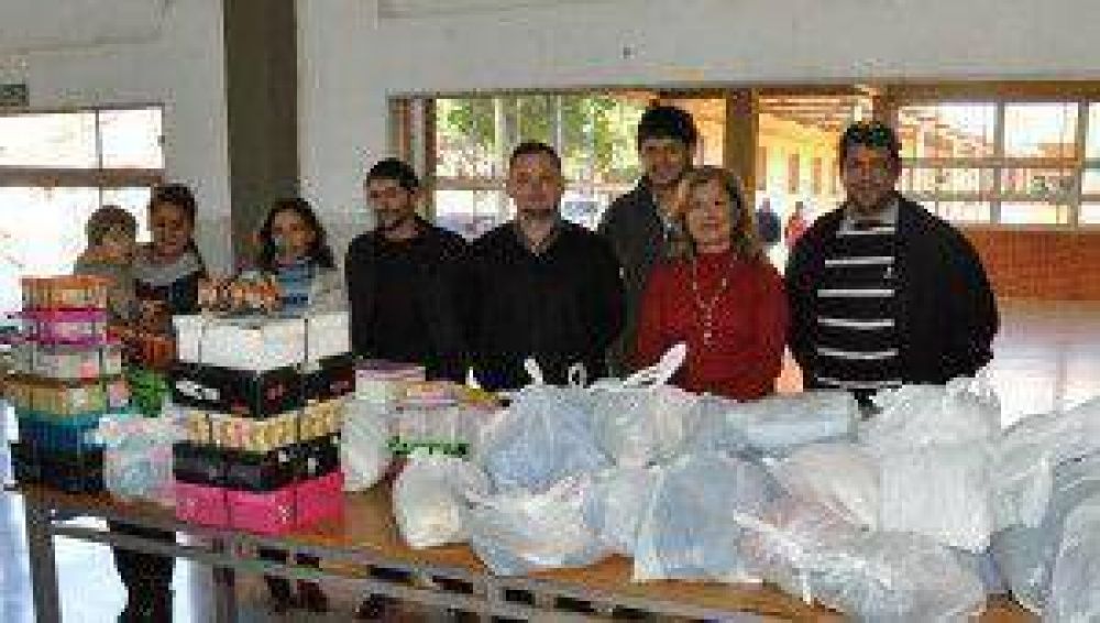 J�venes solidarios entregaron donaciones al Hogar de D�a