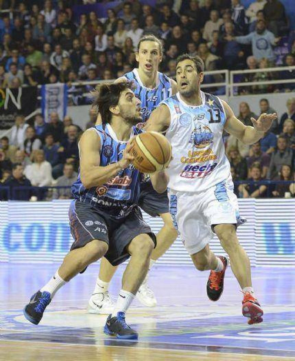 Pe�arol volvi� a imponerse categ�ricamente sobre Regatas y dio vuelta la serie final