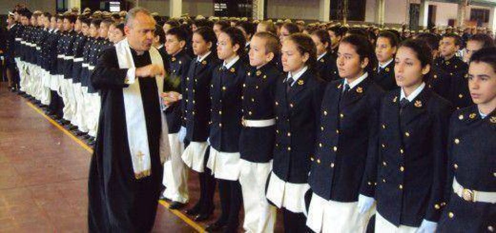 El Liceo Storni realiz la entrega de uniformes en el Bicentenario de la Armada