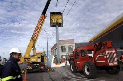 Retiraron un cartel de grandes dimensiones en avenida de los Trabajadores y Sol�s
