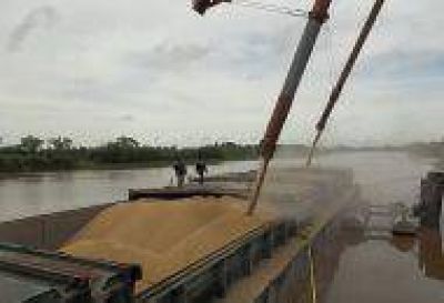 Colono tiene 15.000 toneladas de soja almacenadas y comenz� a despachar barcazas a Rosario