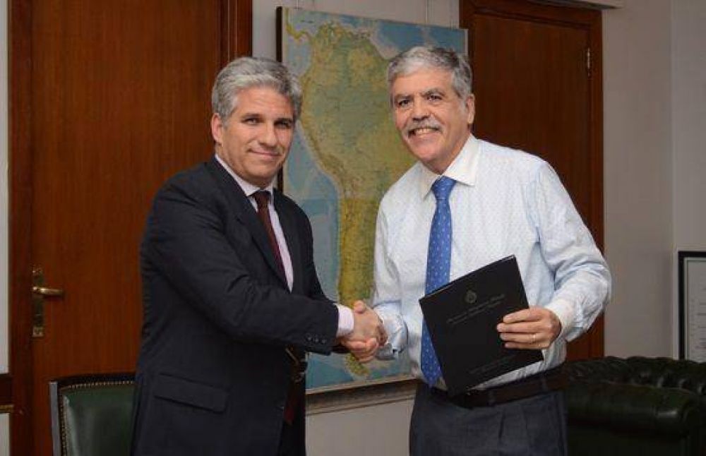El gobernador Poggi firm� un convenio de obras con el ministro De Vido