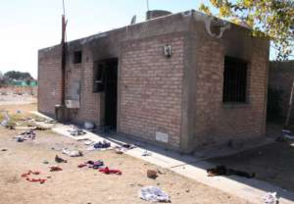 Incendian dos casas por una disputa entre dos familias