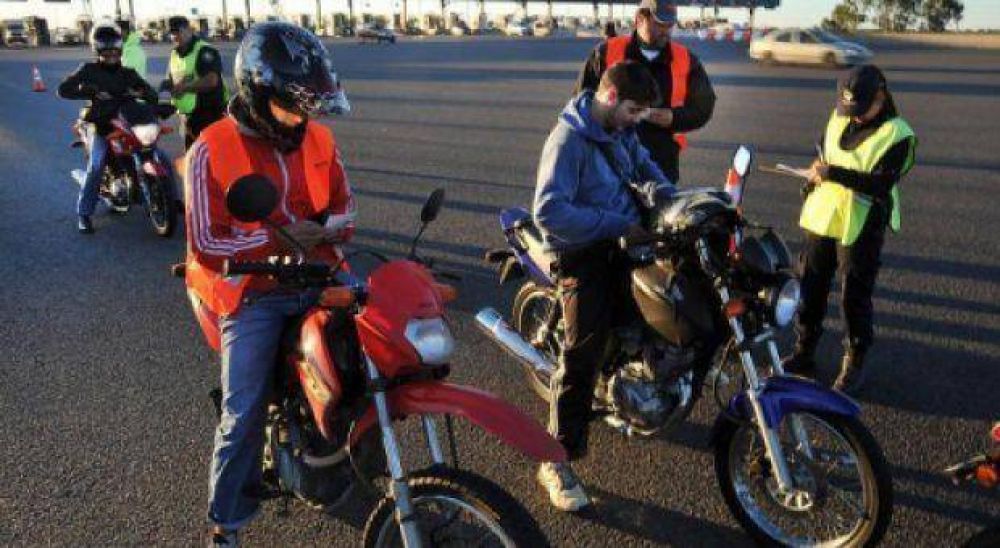 El rechazo bahiense al uso obligatorio del casco y chaleco que fij� Scioli fue copiado por otros municipios