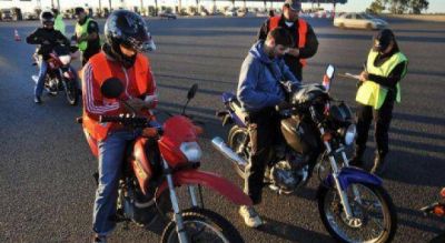 El rechazo bahiense al uso obligatorio del casco y chaleco que fij� Scioli fue copiado por otros municipios