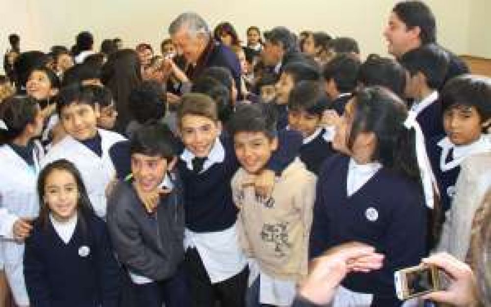 Revoluci�n infantil en medio de una inauguraci�n escolar