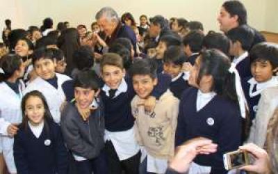 Revoluci�n infantil en medio de una inauguraci�n escolar