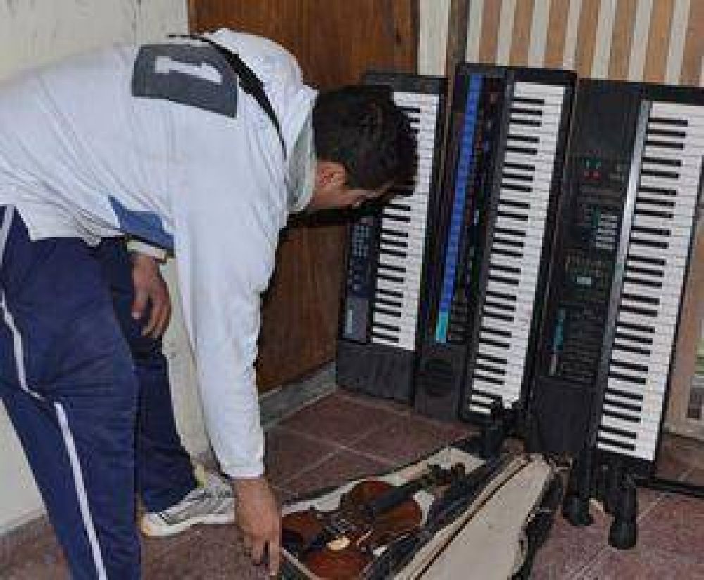 Encuentran instrumentos musicales en la Villa Lourdes