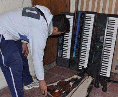 Encuentran instrumentos musicales en la Villa Lourdes