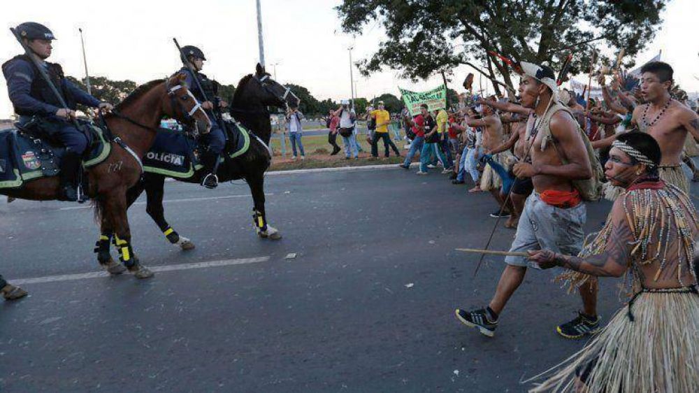 Batalla en Brasilia: indios protestaron contra el Mundial e hirieron con flechas a un polic�a