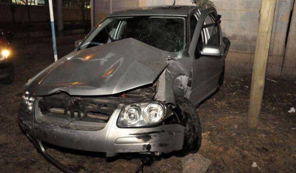 Choque y vuelco en la Circunvalaci�n, padre e hijo se salvaron de milagro