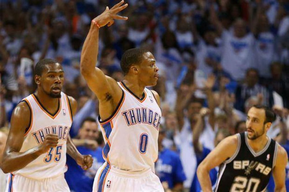 Dura ca�da de los Spurs de Manu Gin�bili ante Oklahoma, que igual� la serie 2-2