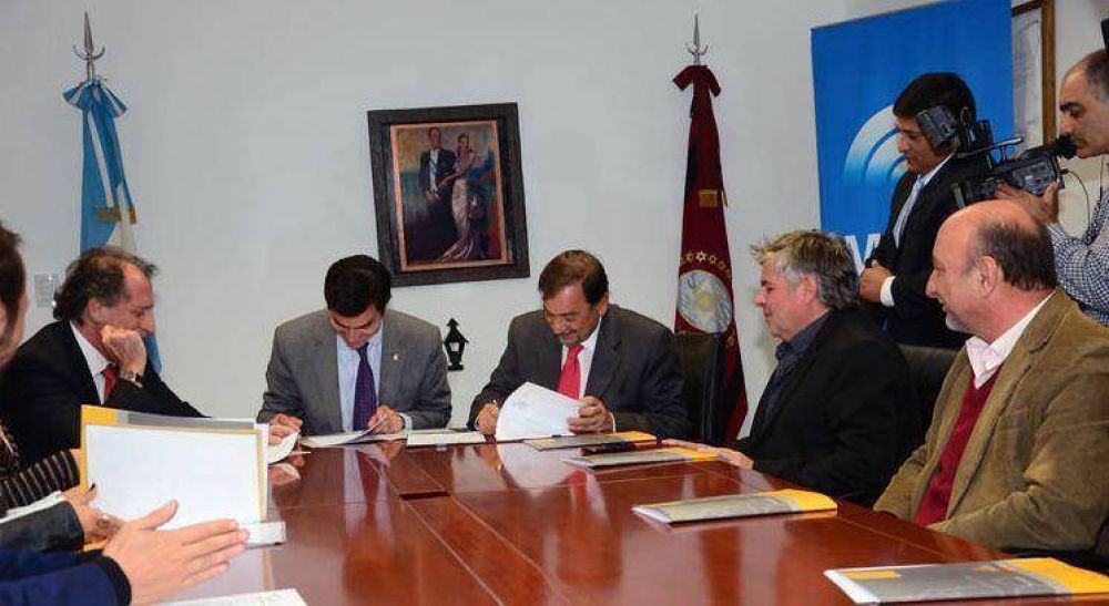 Capital y Banco Macro firman convenio para realizar mejoras en la plaza 9 de julio