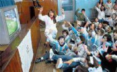 Los estudiante salte�os podr�n ver los partidos del Mundial de F�tbol en las escuelas